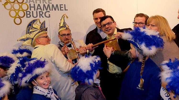 Markus Daum (links) packt kräftig beim Rathaussturm der HakaGe an, am anderen Ende des Rathausschlüssels Hammellburgs Bürgermeister Armin Warmuth. Foto: Gerd Schaar