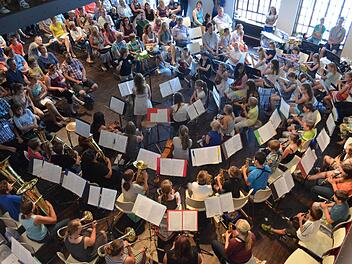 Der Platz im Kultursaal der Fortuna reichte für Musiker und Publikum kaum aus. Foto: Larissa Händel