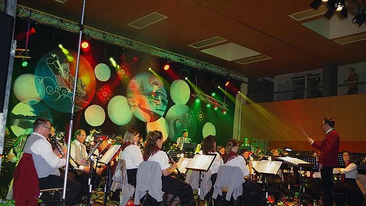 Das Symphonische Blasorchester Küps begeisterte bei seinem Jubiläums-Galakonzert. Foto: Heike Schülein