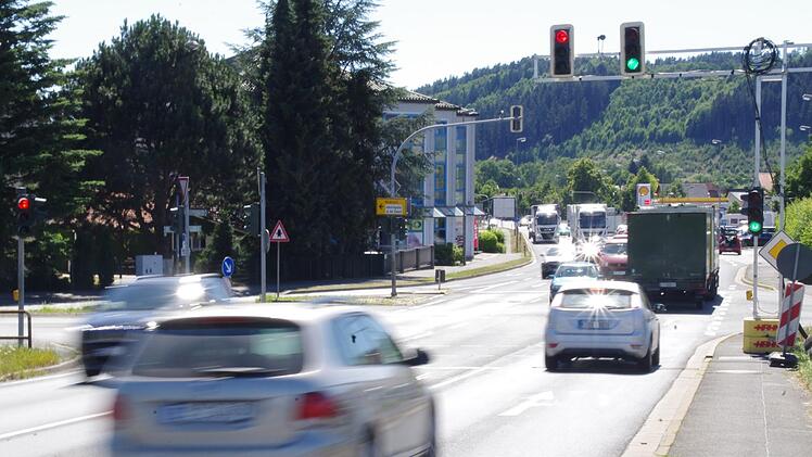 Nicht nur bei der Stockardtsbrücke sehen Stadt und Staatliches Bauamt einen Verbesserungsbedarf für den Verkehrsfluss auf der B 173. Foto: Marco Meißner