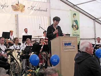 Die Coburger VdK-Kreisvorsitzende Susann Biedefeld und die Blaskapelle Neundorf  Foto: Martin Koch