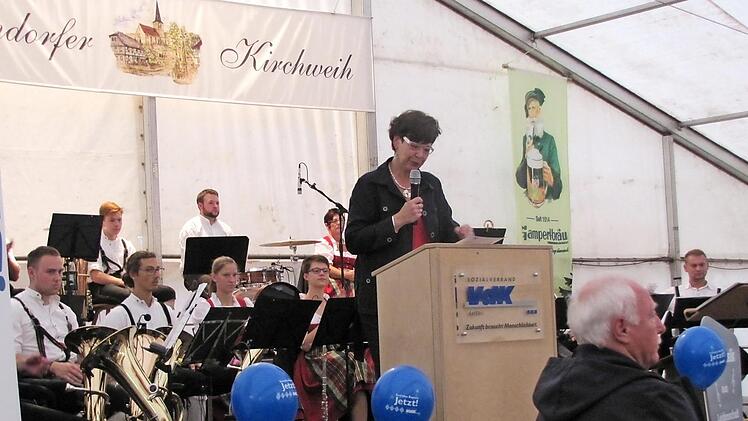 Die Coburger VdK-Kreisvorsitzende Susann Biedefeld und die Blaskapelle Neundorf  Foto: Martin Koch