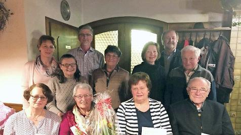 In der ersten Reihe von links die Geehrten Sylvia Zeu&szlig; (25 Jahre), die ausgeschiedene Beisitzerin Karola Regel, Monika Bassing (40 Jahre) und Hans Diestler (40 Jahre). In der hinteren Reihe Vorsitzender Hardy Hanuschke (2. von links) und Kreisvorsitzender Fritz Pohl (rechts) im Kreis der Vorstandschaft Foto: privat