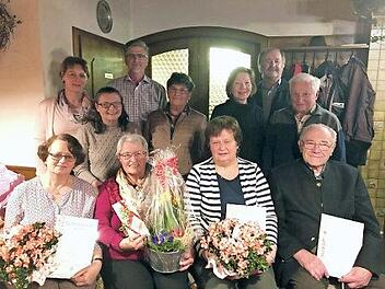 In der ersten Reihe von links die Geehrten Sylvia Zeu&szlig; (25 Jahre), die ausgeschiedene Beisitzerin Karola Regel, Monika Bassing (40 Jahre) und Hans Diestler (40 Jahre). In der hinteren Reihe Vorsitzender Hardy Hanuschke (2. von links) und Kreisvorsitzender Fritz Pohl (rechts) im Kreis der Vorstandschaft Foto: privat