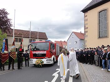 Pfarrer Edwin Ziegler segnete das neue Löschfahrzeug und alle, die damit umgehen. Wolfgang Wimmel