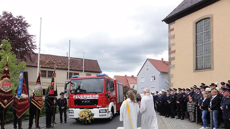Pfarrer Edwin Ziegler segnete das neue Löschfahrzeug und alle, die damit umgehen. Wolfgang Wimmel
