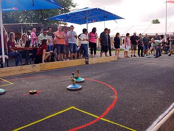 Gespannt verfolgten die Zuschauer das Eisstockschießen auf Asphalt. Heike Schülein
