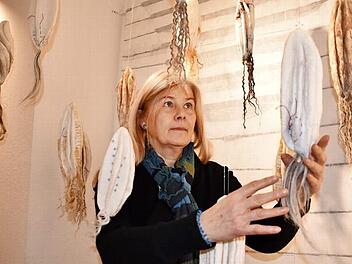 Cornelia Morsch inmitten der "DNA-Spuren" von der Filzk&uuml;nstlerin Irene Reinhardt  Fotos: Uschi Prawitz