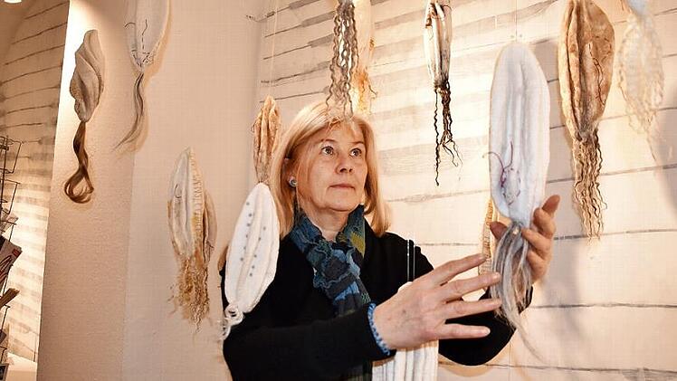 Cornelia Morsch inmitten der "DNA-Spuren" von der Filzk&uuml;nstlerin Irene Reinhardt  Fotos: Uschi Prawitz