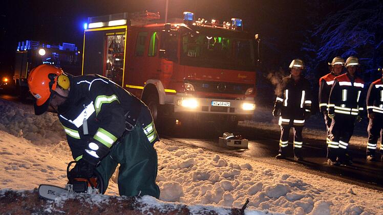 Die Garitzer Wehr beseitigte einen Baum auf der Straße bei Wittershausen. Foto: Peter Rauch