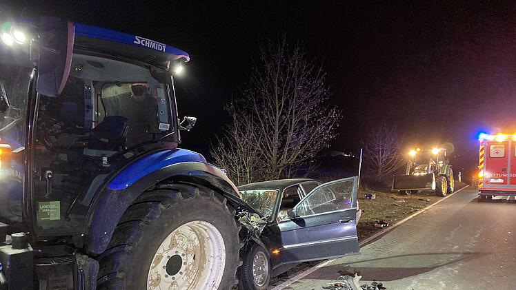 Schwerer Unfall beim &Uuml;berholen einer Traktor-Kolonne: Ein Autofahrer, der am Sonntagabend (27.12.2020) auf der Staatsstra&szlig;e 2243 in Forchheim auf H&ouml;he des Gewerbegebiets Sand&auml;cker mehrere Traktoren &uuml;berholen wollte, erlitt bei einem Zusammensto&szlig; schwere Verletzungen.