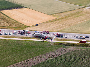 Ein Toter bei schwerem Unfall auf der B2: Trümmerfeld nach Frontalzusammenstoß zweier Lkw