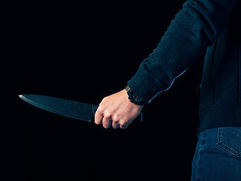 Ein bislang Unbekannter hat in N&uuml;rnberg einen Supermarkt mit einem Messer &uuml;berfallen.