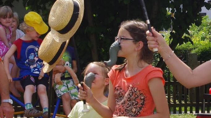 Anne und Arla (v. l.) machten sich gut beim Hüte-Balancieren. Fotos: Heike Schülein