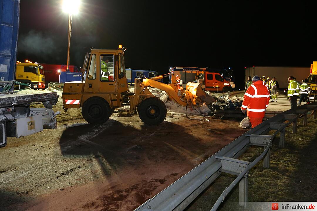 Lkw begräbt Pkw unter sich