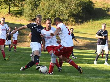 Das wird eng für Jan Blasek von der SG Bad Bocklet/Aschach (am Ball). Leo Pfennig und Matthias Mäckler (rechts) von der SG Seubrigshausen/Großwenkheim haben den Raum nämlich ordentlich verdichtet - aber nicht über die kompletten 90 Minuten. Foto: Hopf