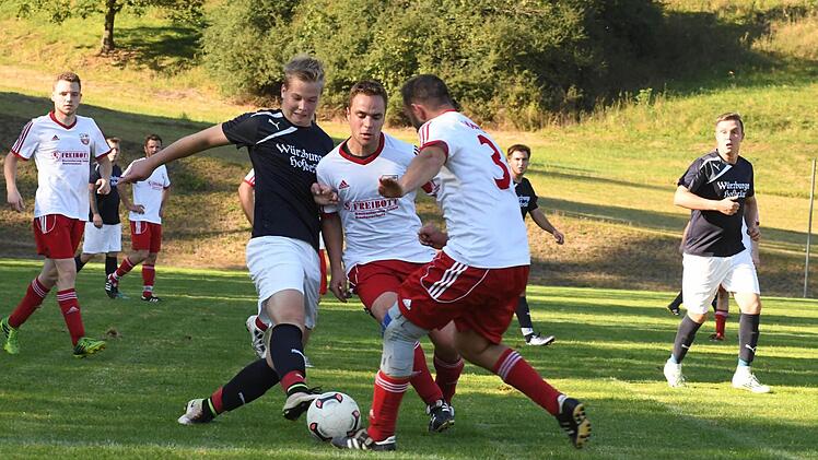 Das wird eng für Jan Blasek von der SG Bad Bocklet/Aschach (am Ball). Leo Pfennig und Matthias Mäckler (rechts) von der SG Seubrigshausen/Großwenkheim haben den Raum nämlich ordentlich verdichtet - aber nicht über die kompletten 90 Minuten. Foto: Hopf