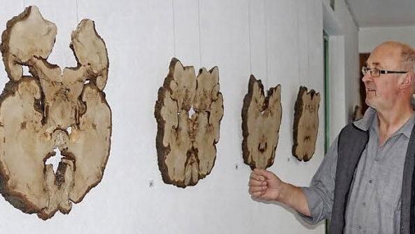 Herbert Holzheimer zeigt seine neuen Arbeiten, Holzbilder des ehemaligen Münnerstädter Naturdenkmals, in seiner aktuellen Ausstellung im Haus der Schwarzen Berge in Oberbach.  Foto: Marion Eckert