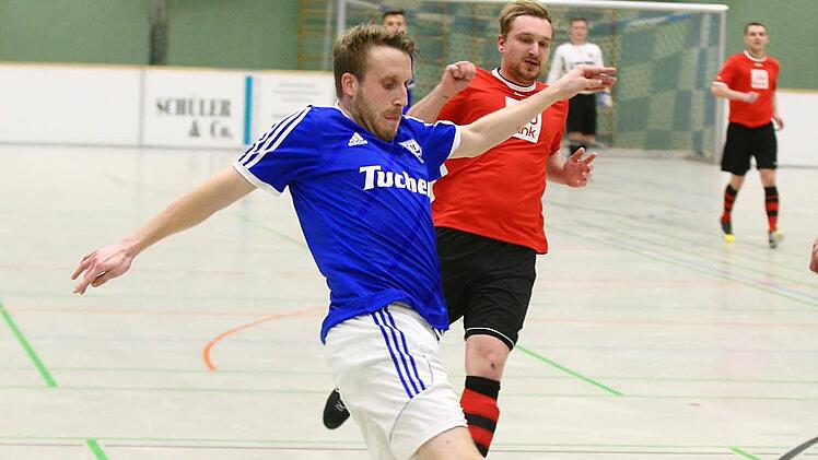 Der Metzdorfer Timo Wagner (vorne) kommt vor dem Mangersreuther Dominik Göldel an den Ball. Foto: Monika Limmer