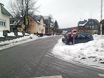 Der Bürgermeister und die Gemeinderäte hoffen, dass trotz erneuter Ausschreibung der Ausbau des zweiten Bauabschnitts der Christian-Hammerschmidt-Straße noch heuer erfolgen kann. Foto: Veronika Schadeck