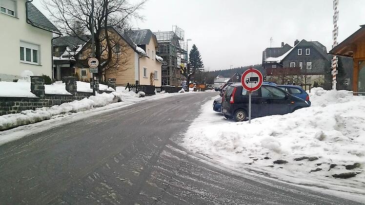 Der Bürgermeister und die Gemeinderäte hoffen, dass trotz erneuter Ausschreibung der Ausbau des zweiten Bauabschnitts der Christian-Hammerschmidt-Straße noch heuer erfolgen kann. Foto: Veronika Schadeck