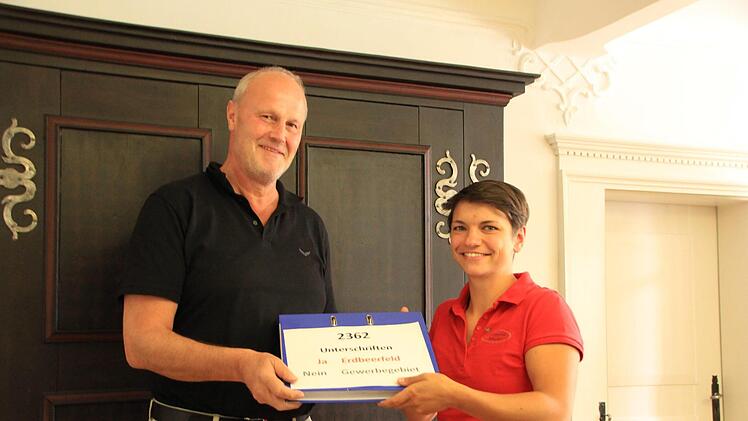 Hanna Schuster übergab gestern die Unterschriften für den Verbleib des Erdbeerfeldes an Bürgermeister Brehm. Christian Bauriedel
