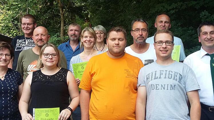 Sieger Einzel und Vertreter der Gewinnermannschaften beim Ortsschießen mit Bürgermeisterin Patricia Schießer (links).