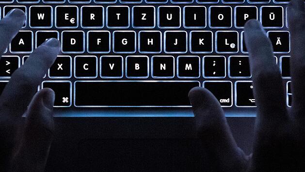 Der Drogenhandel ist f&uuml;r viele Kriminelle ein lukratives Gesch&auml;ft, vor allem im Darknet (im Bild die beleuchtete Tastatur eines Notebooks) Ermittlern ist nun ein Schlag gegen Drogenh&auml;ndler gelungen.  Silas Stein, dpa
