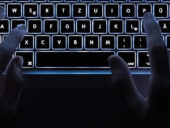 Der Drogenhandel ist für viele Kriminelle ein lukratives Geschäft, vor allem im Darknet (im Bild die beleuchtete Tastatur eines Notebooks) Ermittlern ist nun ein Schlag gegen Drogenhändler gelungen.  Silas Stein, dpa