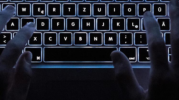 Der Drogenhandel ist für viele Kriminelle ein lukratives Geschäft, vor allem im Darknet (im Bild die beleuchtete Tastatur eines Notebooks) Ermittlern ist nun ein Schlag gegen Drogenhändler gelungen.  Silas Stein, dpa