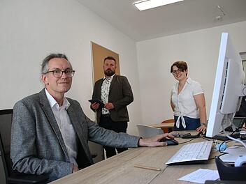 Diese drei bauen das neue Naturerlebniszentrum Rhön von Hammelburg aus auf: Dr. Joachim Schneider (von links) ist der Leiter. Mit dabei sind außerdem Felix Papsch und Lisa Graskamp, die bereits seit Februar 2019 als Projektmanagerin bei der Regierung arbeitet.  Foto: Ralf Ruppert