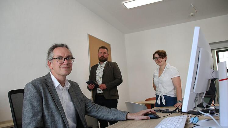 Diese drei bauen das neue Naturerlebniszentrum Rhön von Hammelburg aus auf: Dr. Joachim Schneider (von links) ist der Leiter. Mit dabei sind außerdem Felix Papsch und Lisa Graskamp, die bereits seit Februar 2019 als Projektmanagerin bei der Regierung arbeitet.  Foto: Ralf Ruppert