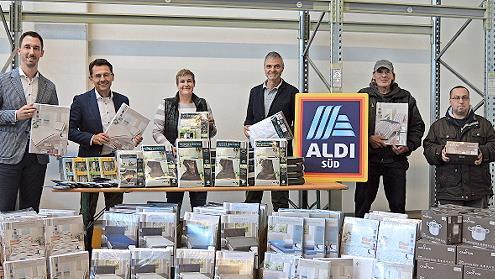 Mit einer großzügigen Warenspende von Aldi Süd können die Startersets für Kriegsflüchtlinge komplettiert werden. Aldi-Geschäftsführer Markus Steinbrenner (2. v. l.) und der Leiter der Logistik und Services, Christoph Leicht (l.), freuen sich mit S...