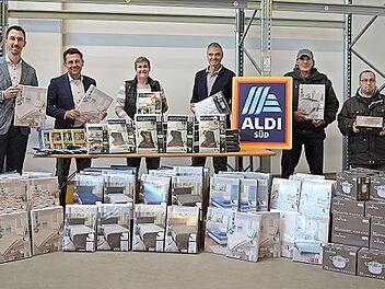 Mit einer großzügigen Warenspende von Aldi Süd können die Startersets für Kriegsflüchtlinge komplettiert werden. Aldi-Geschäftsführer Markus Steinbrenner (2. v. l.) und der Leiter der Logistik und Services, Christoph Leicht (l.), freuen sich mit S...