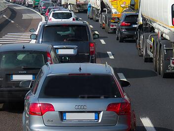 Während eines Unfalls auf der A3, versuchte eine Autofahrerin einfach über den Seitenstreifen dem Stau zu entkommen.