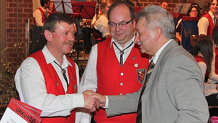 Auch Bürgermeister Peter Hart (r.) gratulierte Manfred Schneider und Elmar Schubert.