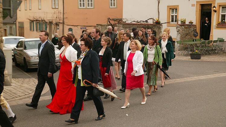 Zum letzten Mal marschiert Franziska Heidrich als Sommeracher Weinhoheit.