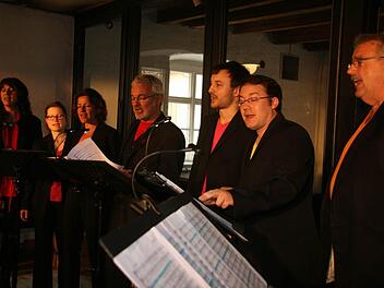 Die Stimmband begeisterte im Saal der Kommunbräu mit gekonnt und locker musizierten A-capella-Arrangements. Foto: Sonja Adam