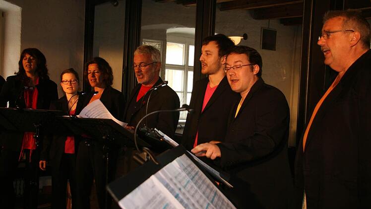 Die Stimmband begeisterte im Saal der Kommunbräu mit gekonnt und locker musizierten A-capella-Arrangements. Foto: Sonja Adam