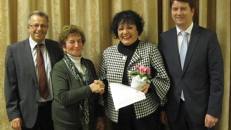 Hildegard Alefeld (Dritte von links) erhielt die Goldene Ehrennadel des Landesverbandes. Es gratulierten zu der hohen Auszeichnung der stellvertretende Landrat Emil Müller (von links), die Vorsitzende Irmgard Heinrich sowie MdL Sandro Kirchner. Foto: Oswald Türbl