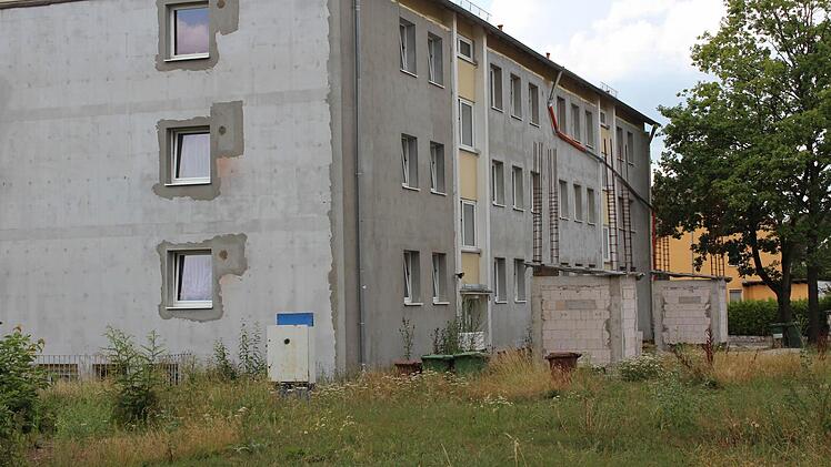 Die Mieter der Wohnblocks in der Höchstadter St.-Georg-Straße leben seit bald zwei Jahren auf einer Baustelle. Foto: Andreas Dorsch