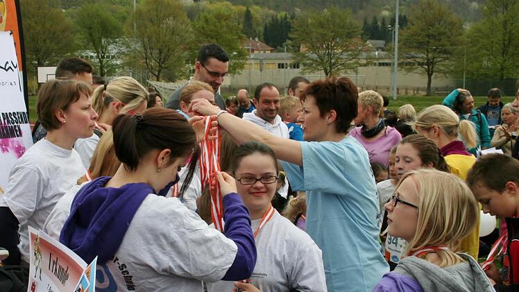 Urkunde und Medaille für alle Teilnehmer beim Familienstaffellauf   Foto: Werner Vogel