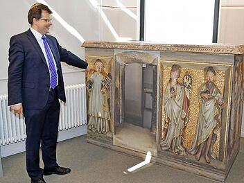 Kulturreferent Christian Lange steht vor dem Otto-Grab, das wegen der Baufälligkeit der Michelskirche nun als Replik im Stadtarchiv in der Unteren Sandstraße zu sehen ist. Fotos: Ronald Rinklef