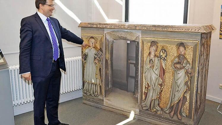 Kulturreferent Christian Lange steht vor dem Otto-Grab, das wegen der Baufälligkeit der Michelskirche nun als Replik im Stadtarchiv in der Unteren Sandstraße zu sehen ist. Fotos: Ronald Rinklef