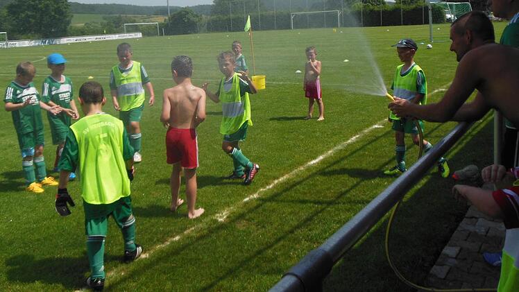 Kalte Dusche gefällig? Eibn Aktionstag für die Kinder zur Kirchweih zählt zu den regelmäßigen Angeboten beim SV Heubach, die über den reinen Spielbetrieb hinausgehen. Foto: privat