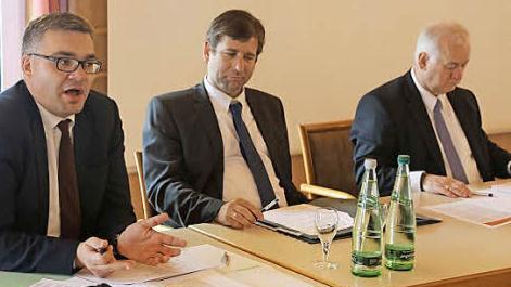 Bei der Kreisversammlung des Gemeindetags (von links): der Fachbereichsleiter für Bauwesen, Frank Unkroth, Landrat Hermann Ulm und Kreisvorsitzender Rudolf Braun Foto: Franz Galster