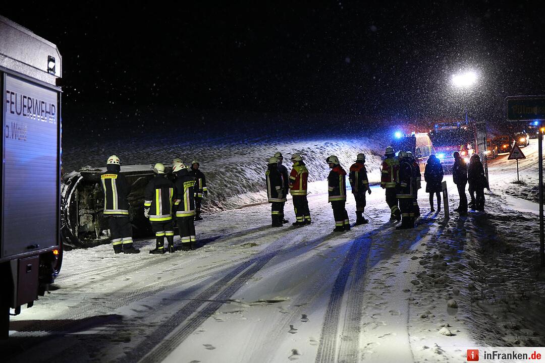 Seitliche Schlitterpartie auf schneebedeckter Fahrbahn – Rettungsdienst als Ersthelfer vor Ort