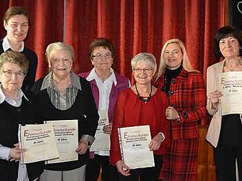 Die Gr&uuml;ndungsmitglieder der Trabelsdorfer Frauenunion erhielten Urkunden und Gl&uuml;ckw&uuml;nsche von Staatsministerin Melanie Huml und FU-Kreisvorsitzender Angelika Saffer.