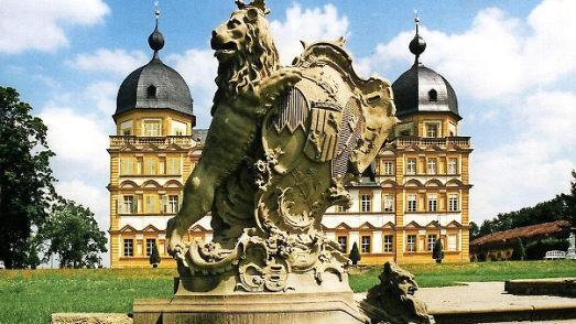 Schloss Seehof mit Sandsteinskulptur. Foto: Archiv/ Jochen Berger