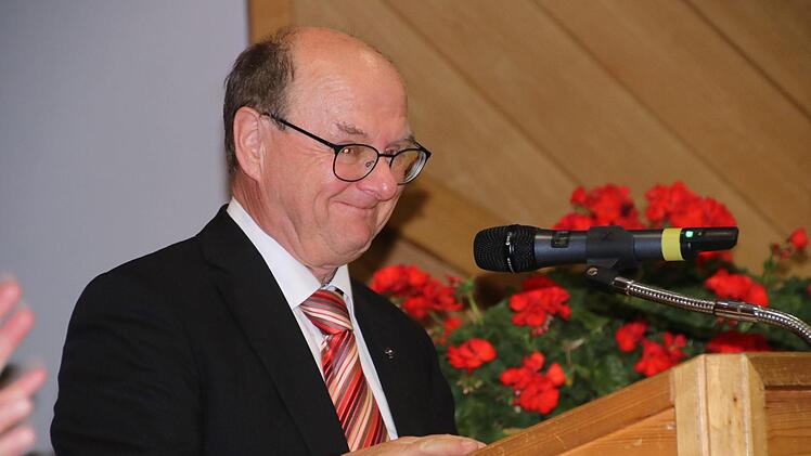 Pfarrer Hans Körner bei seiner Abschiedsrede im Marktsaal.